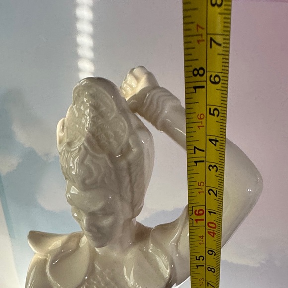 Vintage white ceramic or porcelain Asian female figurine by Maurine Downing - Picture 12 of 12